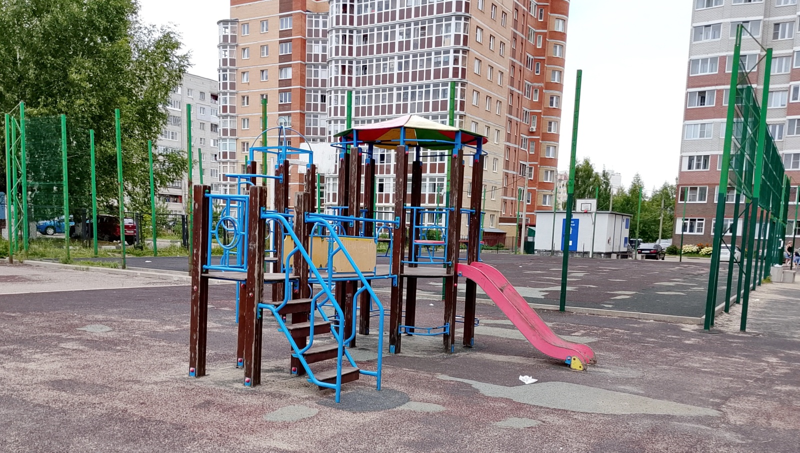 просторная квартира в спальном районе города