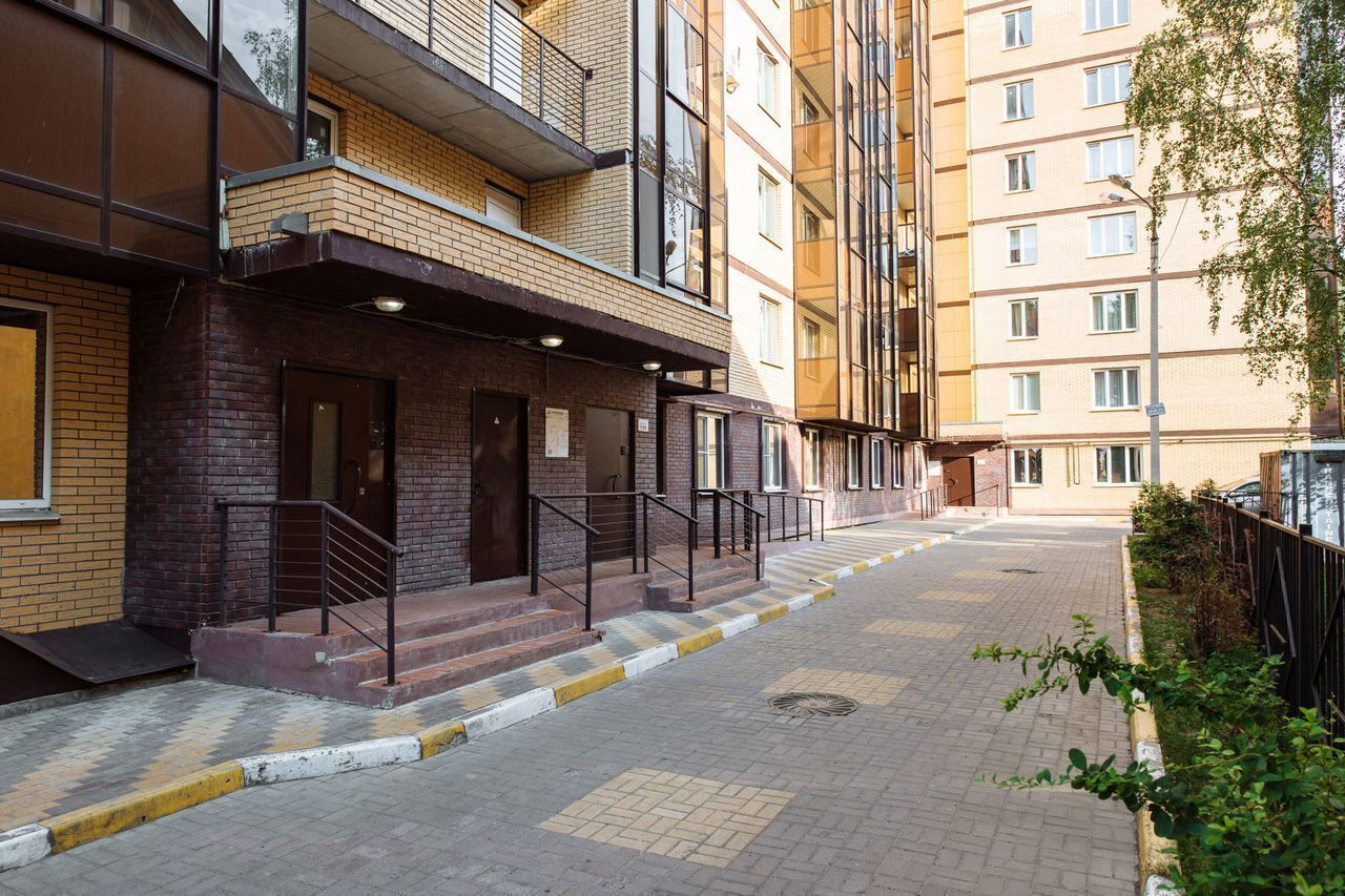 Квартира в новом дoме c огоpoжeннoй тepритopиeй.